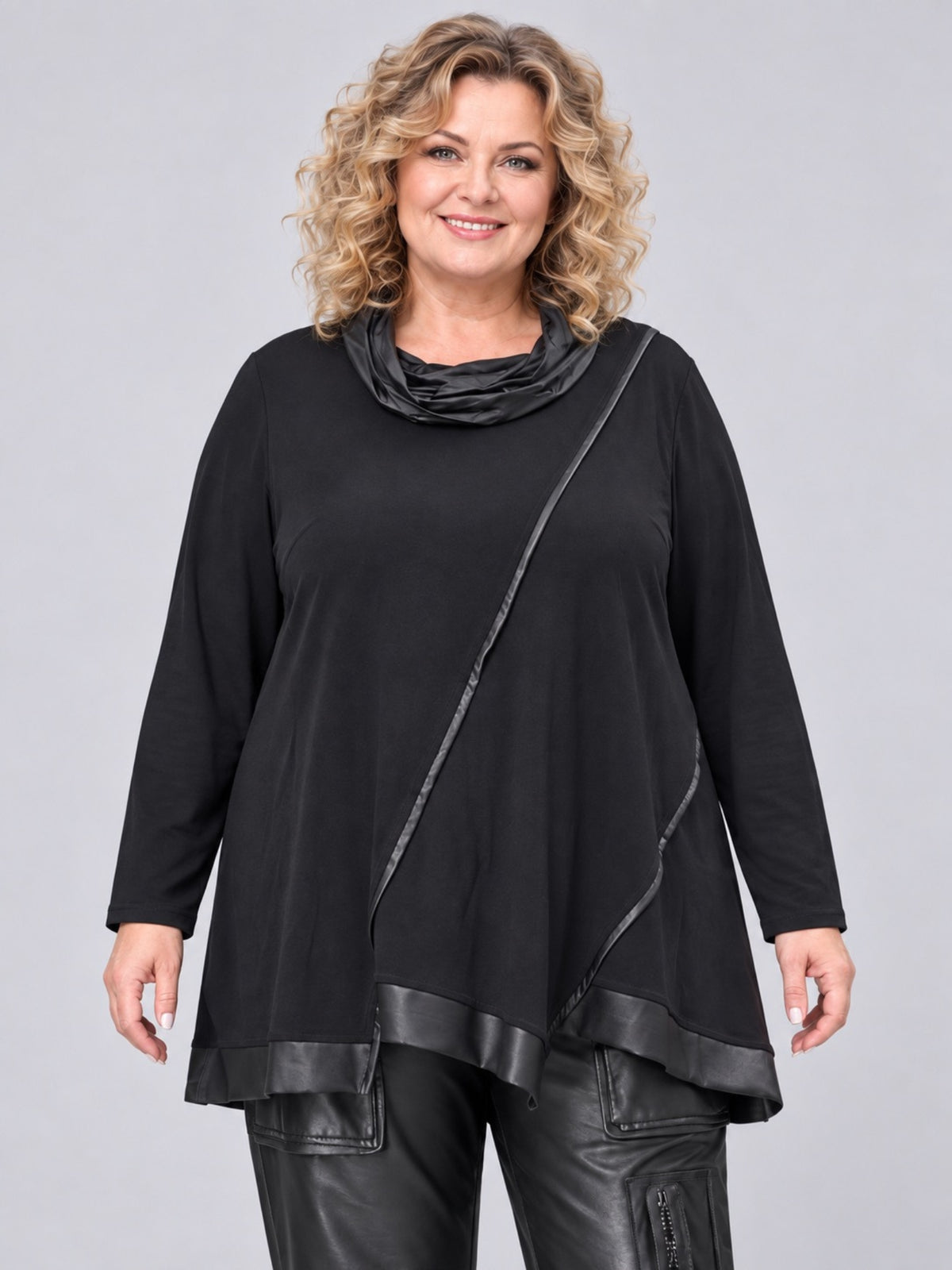 Schwarzes Shirt von Sinne by Coom Design mit Taftkragen und schrägem Kunstlederband, Vorderansicht