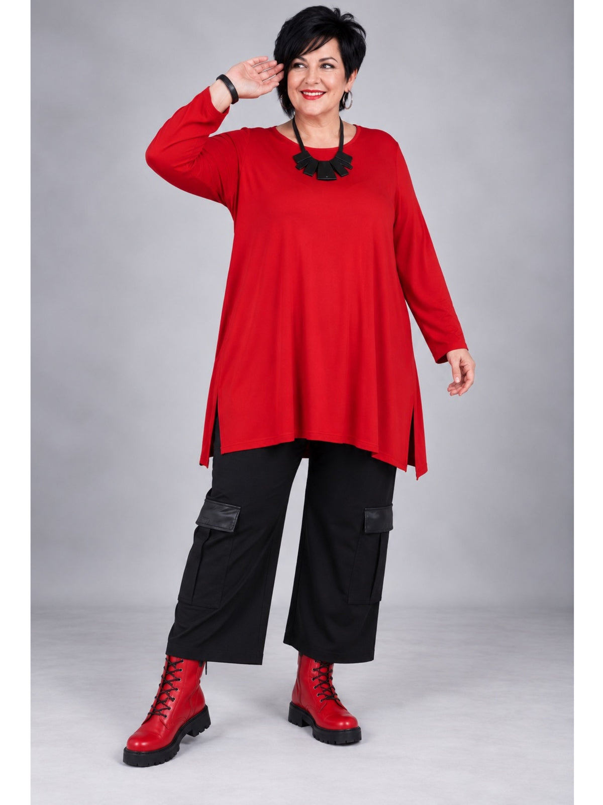 Schwarze Cargohose mit weitem Bein, kombiniert mit einem Oversize-Shirt