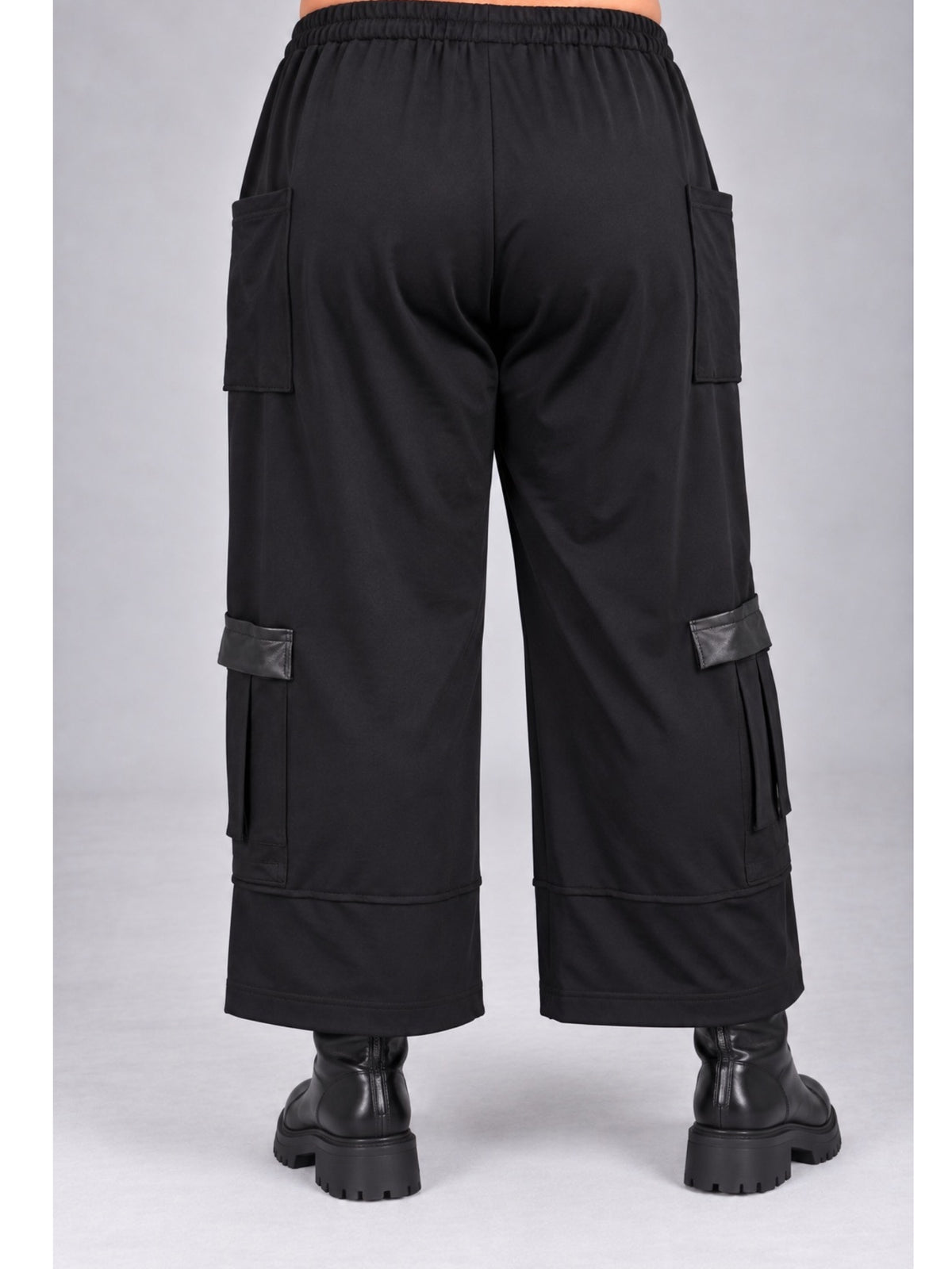 Schwarze Cargohose mit weitem Bein und Beintaschen, Rückansicht