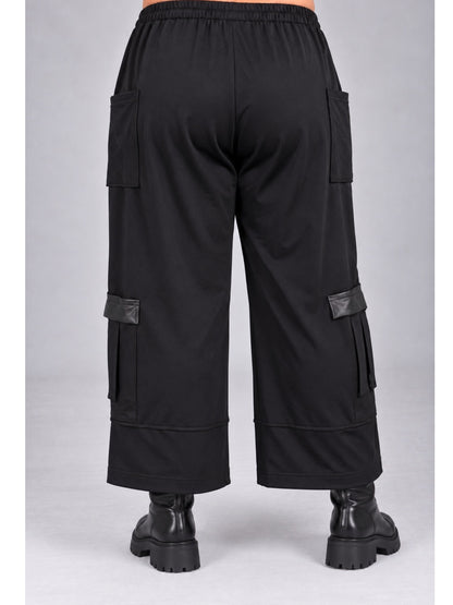 Schwarze Cargohose mit weitem Bein und Beintaschen, Rückansicht