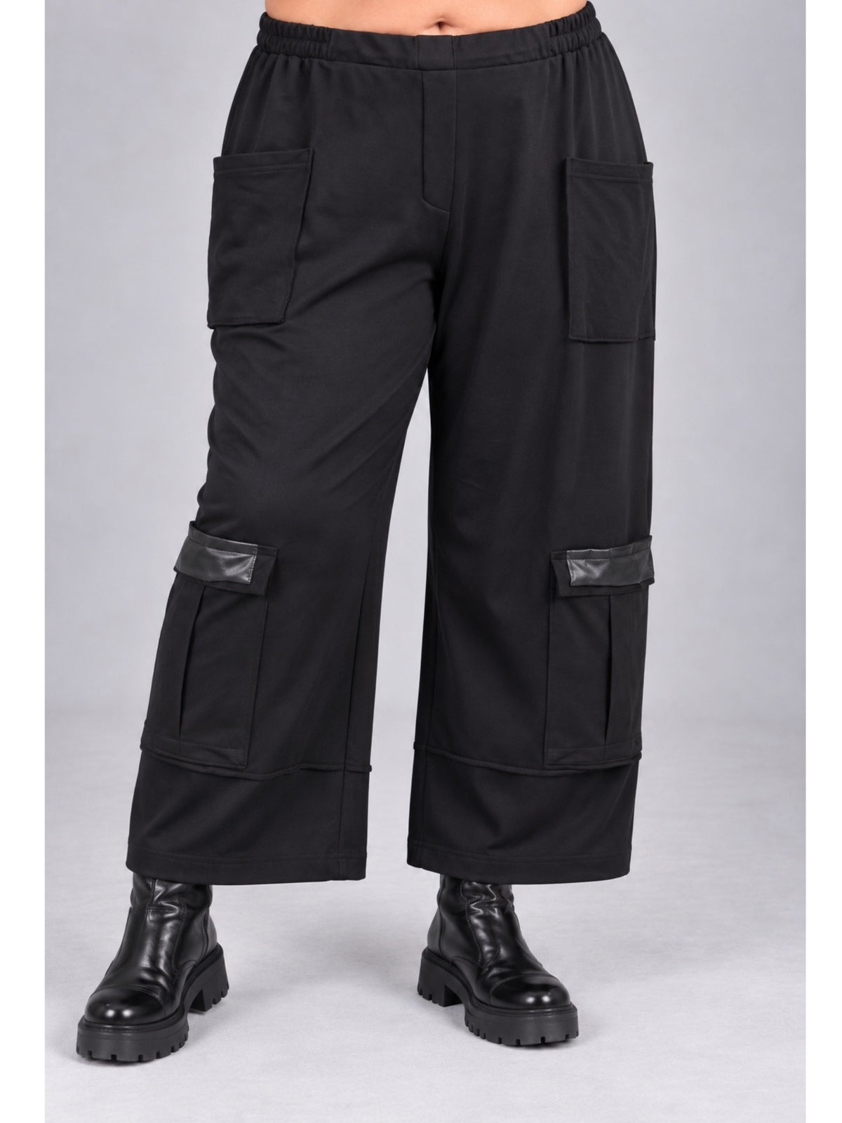 Schwarze Cargohose mit weitem Bein und Kunstlederklappen von Sinne by Coom Design, Vorderansicht