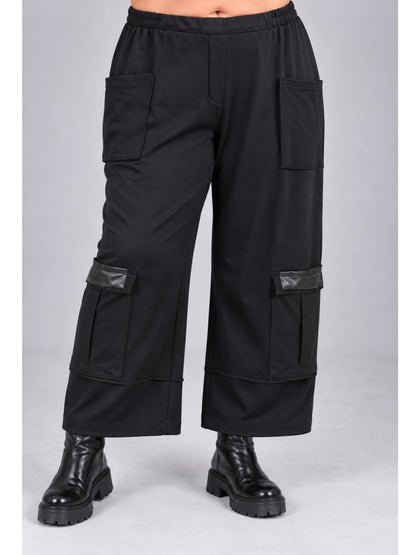 Schwarze Cargohose mit weitem Bein und Kunstlederklappen von Sinne by Coom Design, Vorderansicht