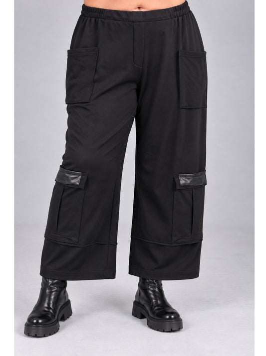Schwarze Cargohose mit weitem Bein und Kunstlederklappen von Sinne by Coom Design, Vorderansicht