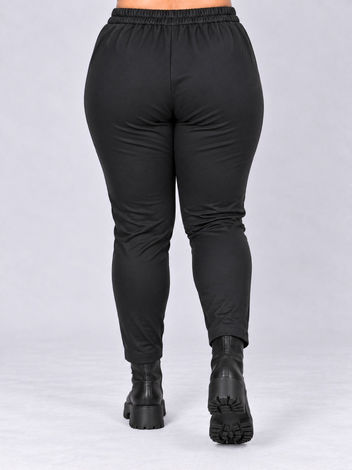 Rückseite der schwarzen Leggings aus Jersey mit elastischem, gerafftem Bund, Rückansicht
