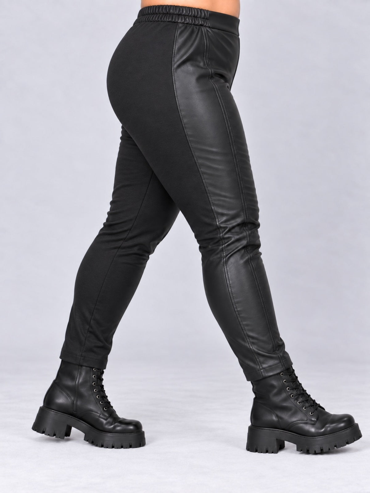 Schwarze Leggings von Sinne by Coom Design mit Kunstleder vorne und weichem Jersey hinten, seitliche Ansicht