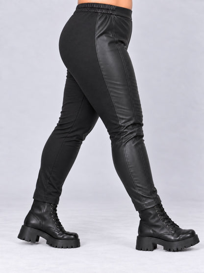 Schwarze Leggings von Sinne by Coom Design mit Kunstleder vorne und weichem Jersey hinten, seitliche Ansicht