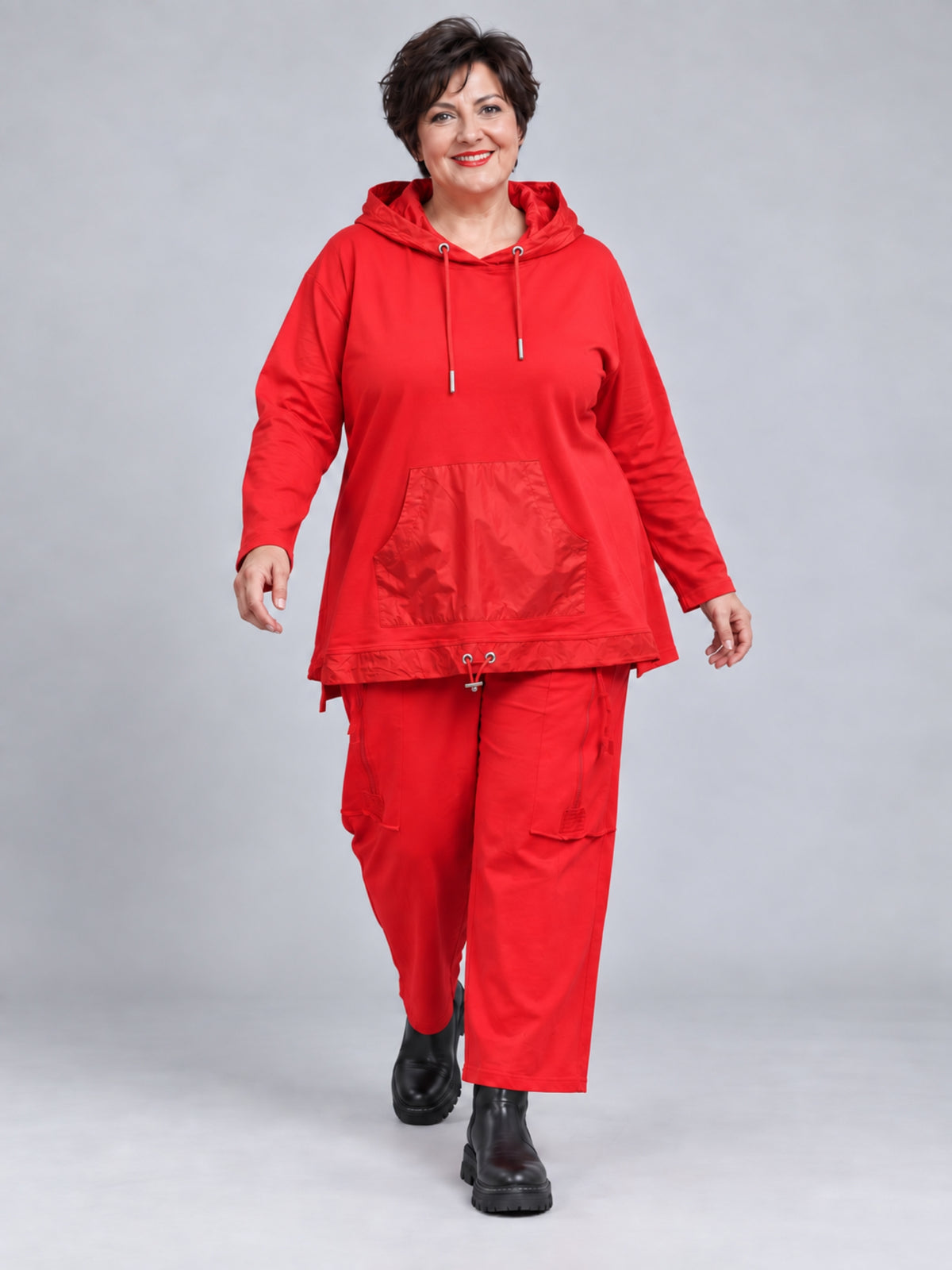 Rotes Kapuzenshirt, getragen mit roter Cargohose und schwarzen Boots