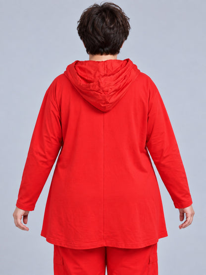 Rotes Kapuzenshirt mit Microtaft-Kapuze und länger geschnittenem Rücken, Rückansicht