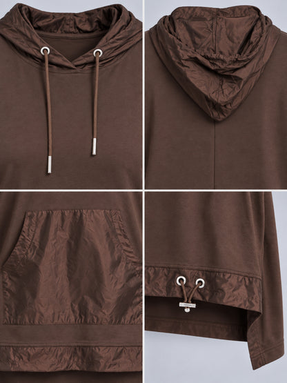 Kängurutasche und Saumblende aus Microtaft am schokobraunen Shirt, Detailansicht