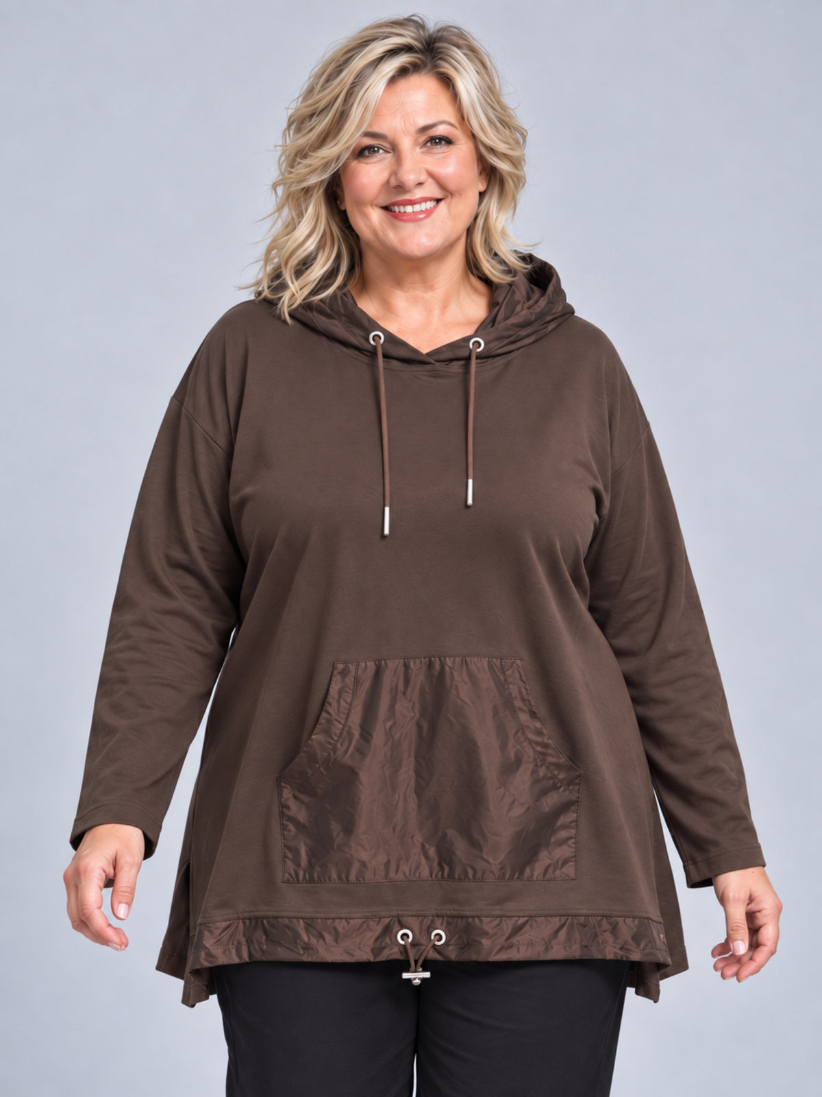 Schokobraunes Kapuzenshirt mit Kängurutasche aus Microtaft, Vorderansicht