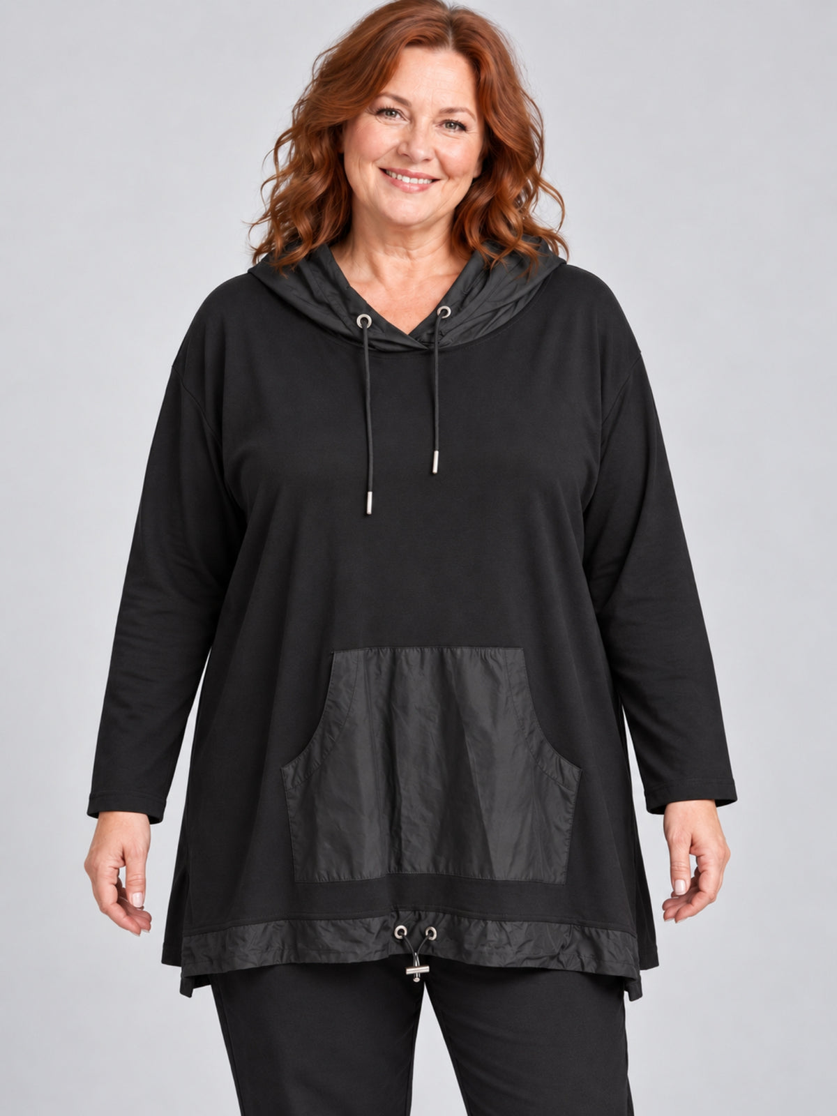 Schwarzes Kapuzenshirt mit Kängurutasche aus Microtaft, Vorderansicht