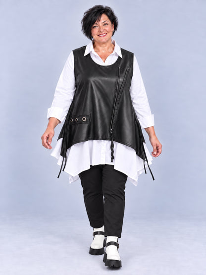 Schwarzes Kunstleder-Überwurf-Top, getragen über weißer Bluse und schwarzer Hose
