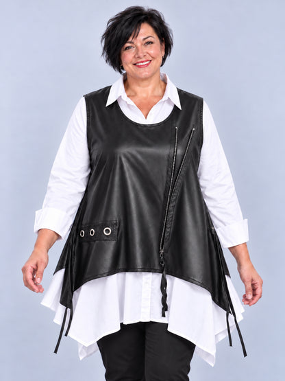 Schwarzes Überwurf-Top aus Kunstleder von Sinne by Coom Design über weißer Bluse, Vorderansicht