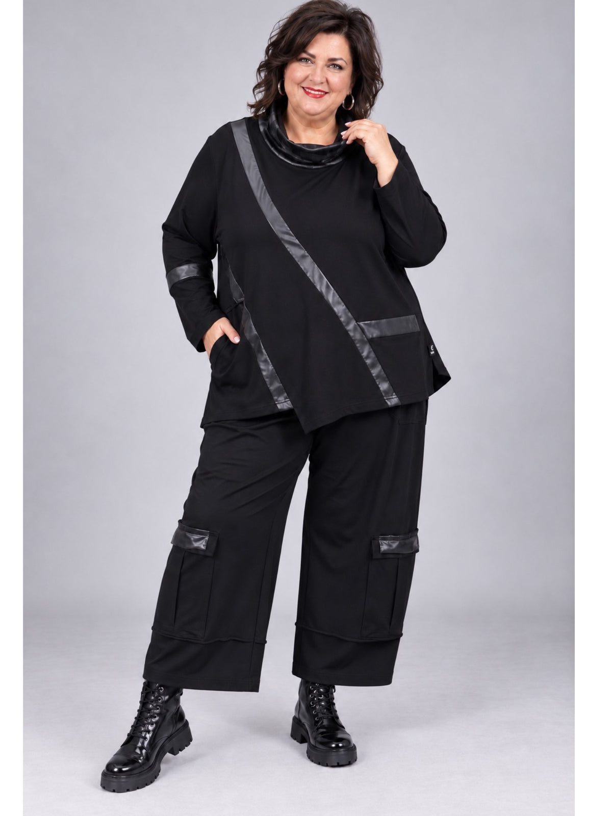 Schwarze Cargohose, getragen mit der schwarzen Tunika mit Kunstlederbändern