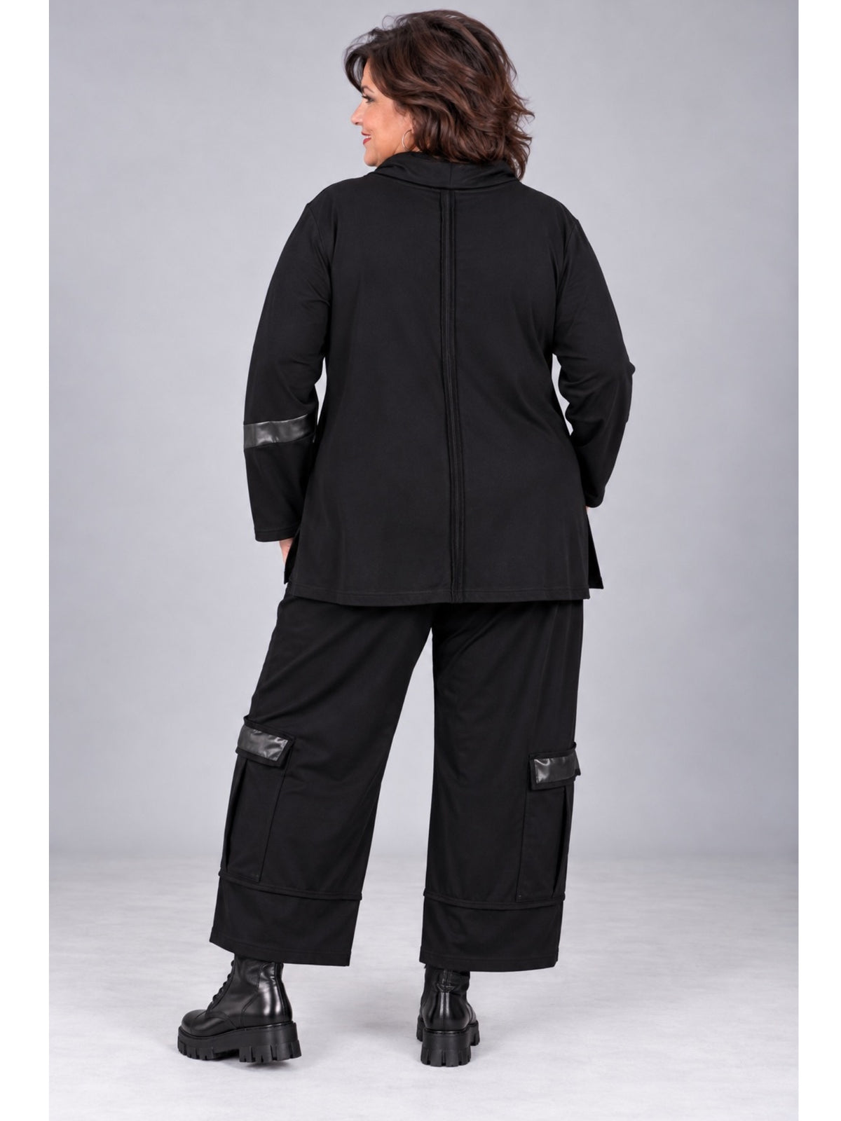 Schwarze Cargohose von hinten, kombiniert mit der Tunika mit Kunstlederbändern