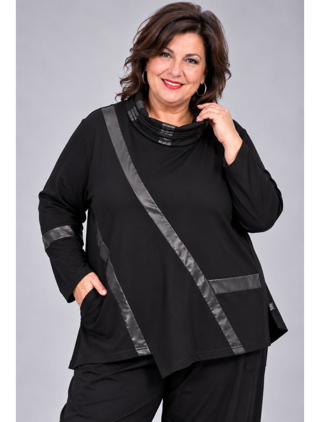 Schwarze Tunika von Sinne by Coom Design mit diagonalen Kunstlederbändern, Vorderansicht