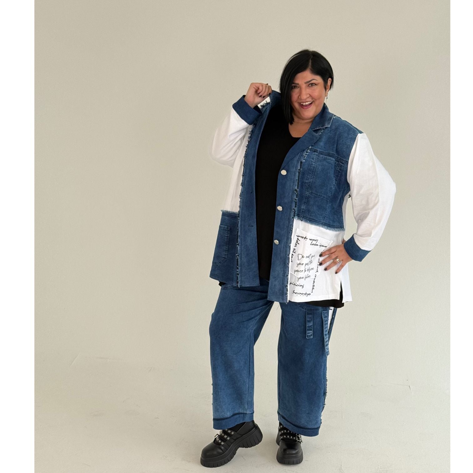 Sinne by Coom Jeanshose Jeansblau Schrift große Größen – Nickis XXL Fashion – Ansicht 4