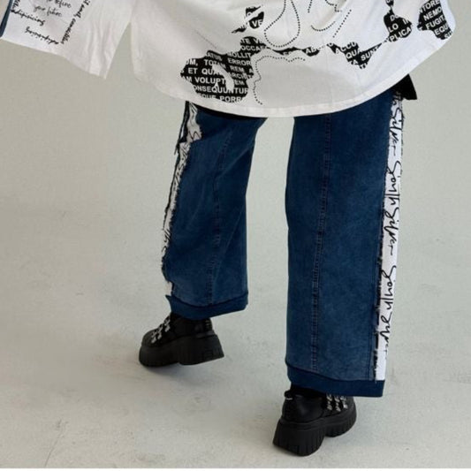 Sinne by Coom Jeanshose Jeansblau mit  Schrift-Einsätzen – bequem & modern kombinierbar