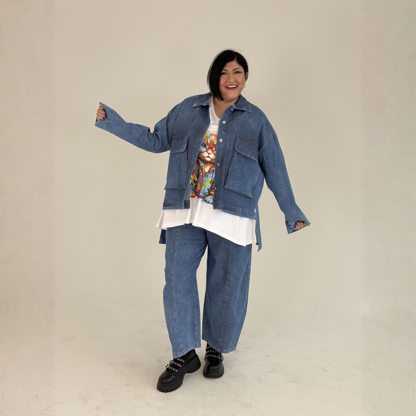 Sinne by Coom Jeansjacke Denimblau Vokuhila große Größen – Nickis XXL Fashion – Ansicht 2
