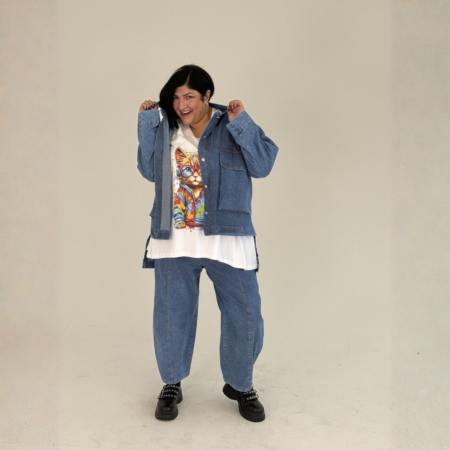 Sinne by Coom Jeansjacke Denimblau Vokuhila große Größen – Nickis XXL Fashion – Ansicht 3