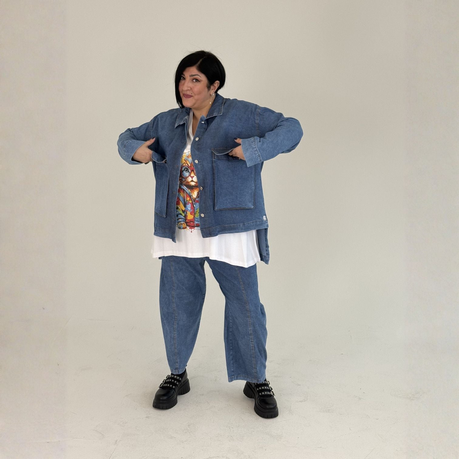 Sinne by Coom Jeansjacke Denimblau Vokuhila große Größen – Nickis XXL Fashion – Ansicht 4