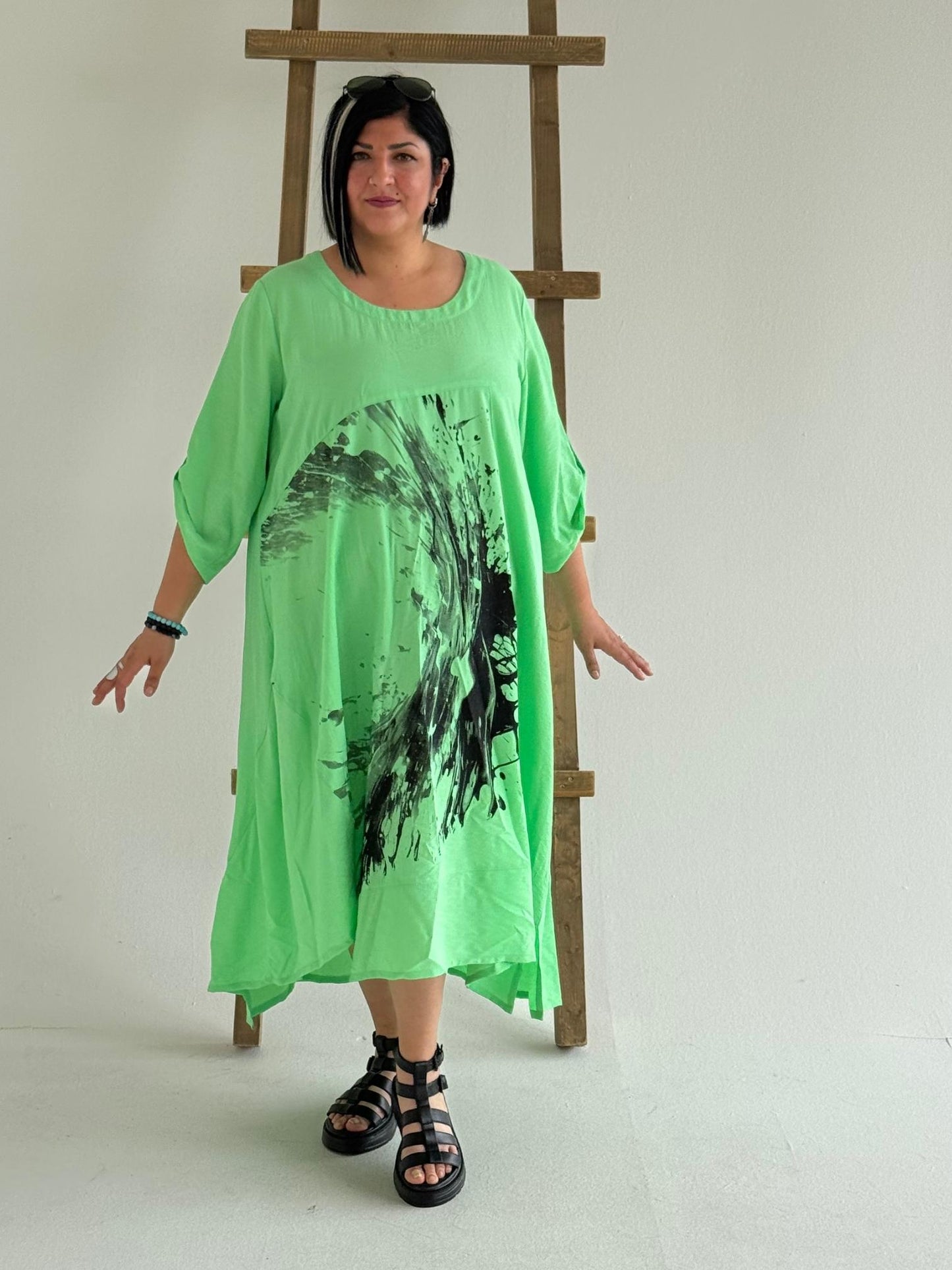 Sinne by Coom Kleid – Splash-Print – in Schwarz, Pink und Hellgrün erhältlich