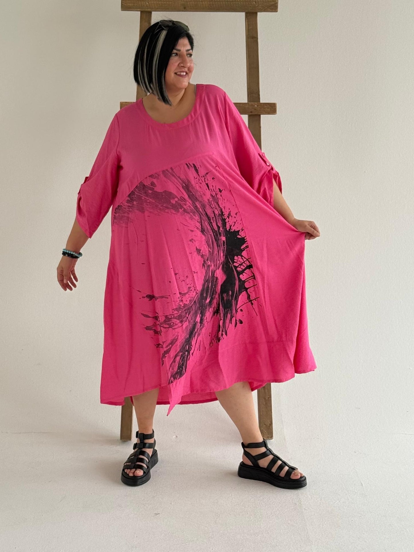 Sinne by Coom Kleid – Splash-Print – in Schwarz, Pink und Hellgrün erhältlich