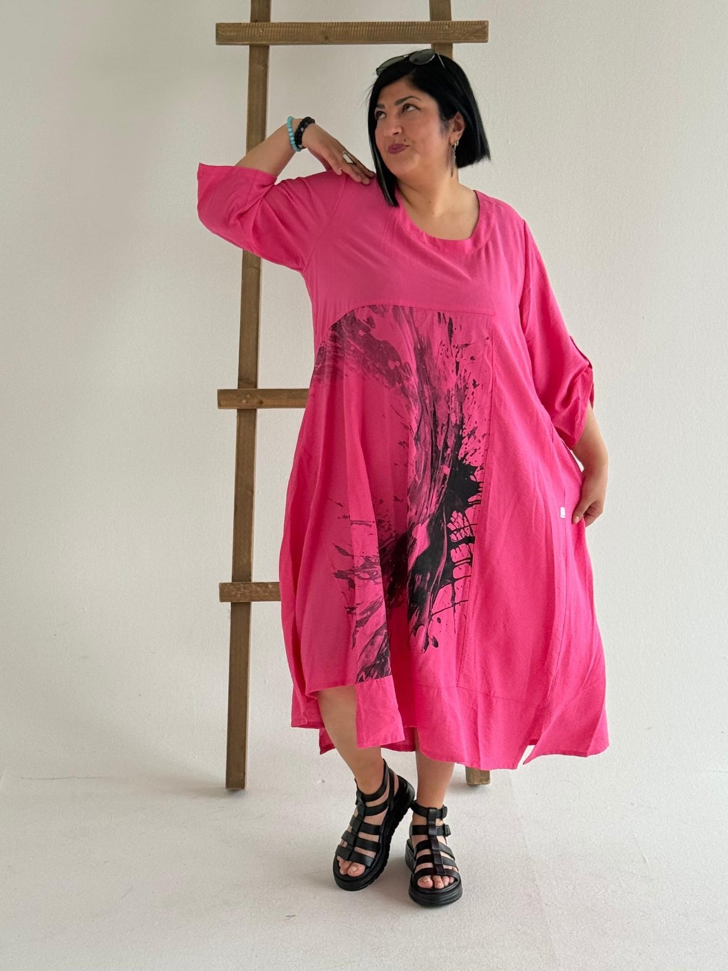 Sinne by Coom Kleid – Splash-Print – in Schwarz, Pink und Hellgrün erhältlich