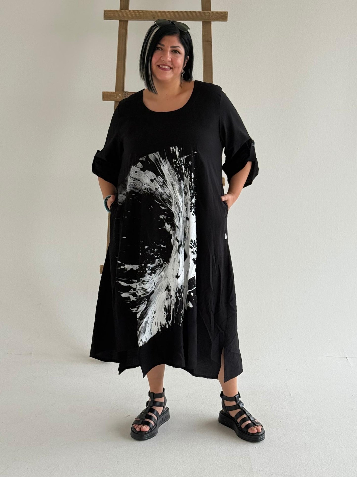 Sinne by Coom Kleid – Splash-Print – in Schwarz, Pink und Hellgrün erhältlich