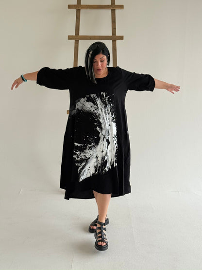 Sinne by Coom Kleid – Splash-Print – in Schwarz, Pink und Hellgrün erhältlich