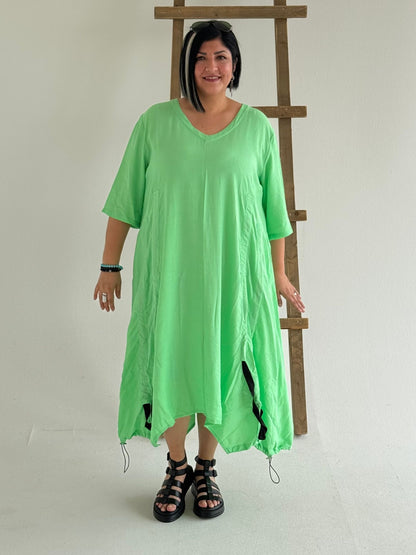 Sinne by Coom Kleid – Uni mit Dekobändern – in Pink, Hellgrün und Schwarz erhältlich