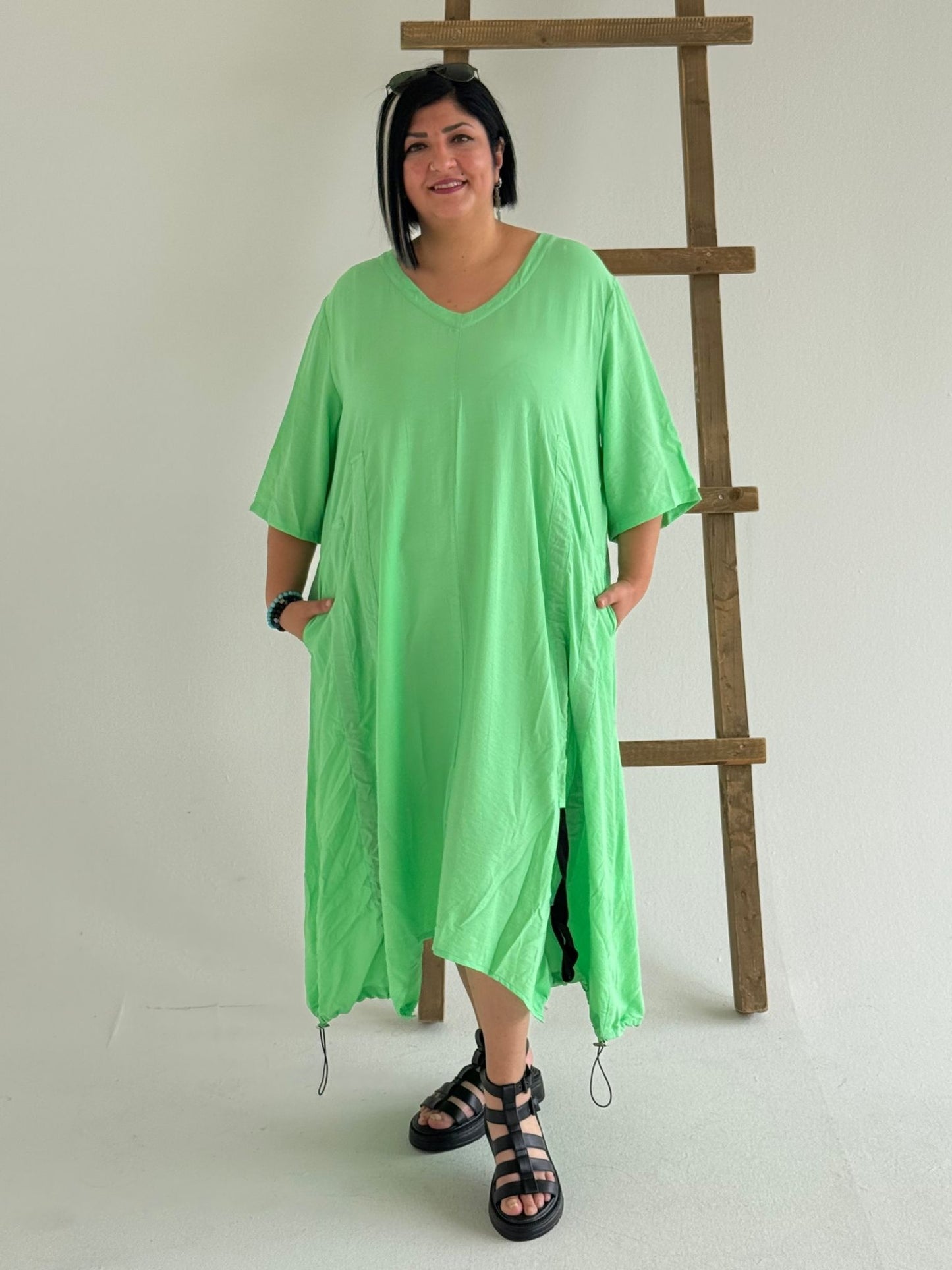 Sinne by Coom Kleid – Uni mit Dekobändern – in Pink, Hellgrün und Schwarz erhältlich