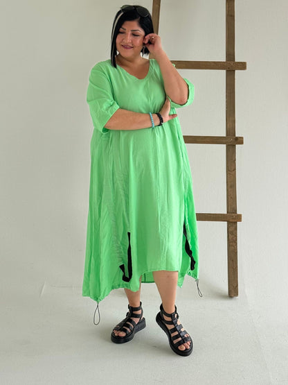 Sinne by Coom Kleid – Uni mit Dekobändern – in Pink, Hellgrün und Schwarz erhältlich