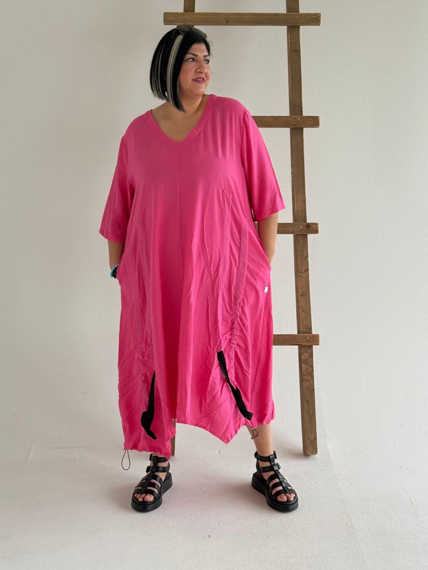 Sinne by Coom Kleid – Uni mit Dekobändern – in Pink, Hellgrün und Schwarz erhältlich