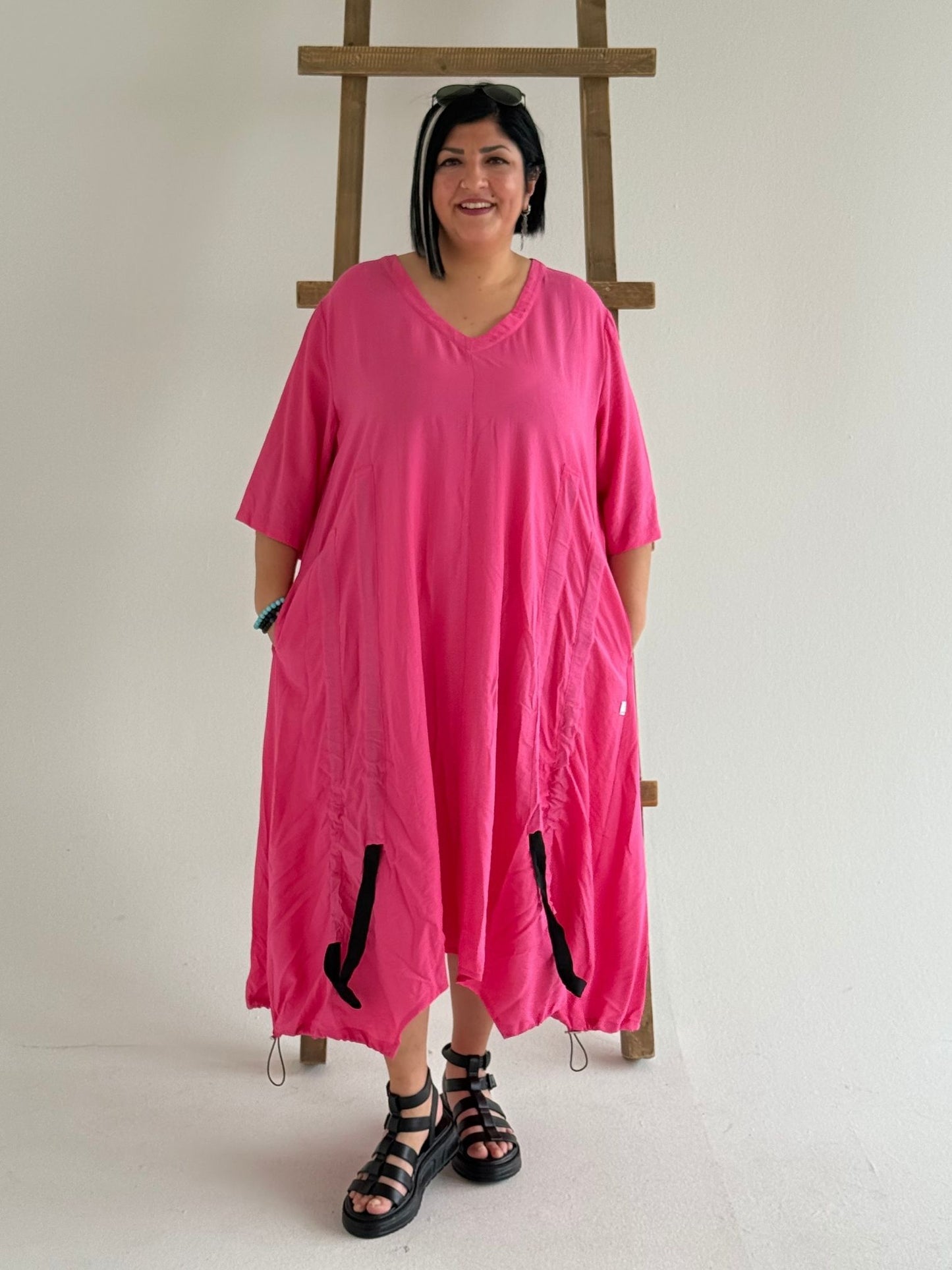 Sinne by Coom Kleid – Uni mit Dekobändern – in Pink, Hellgrün und Schwarz erhältlich