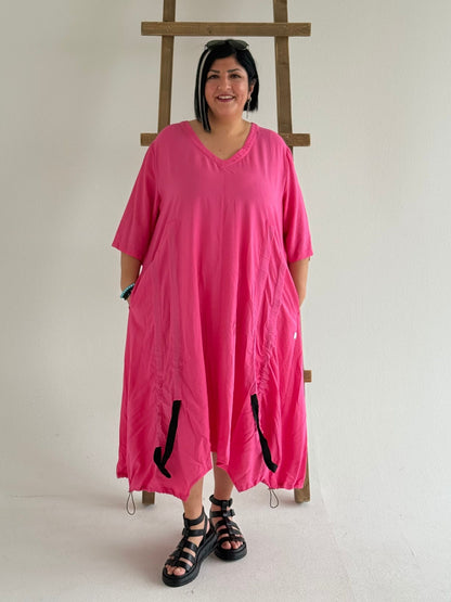 Sinne by Coom Kleid – Uni mit Dekobändern – in Pink, Hellgrün und Schwarz erhältlich
