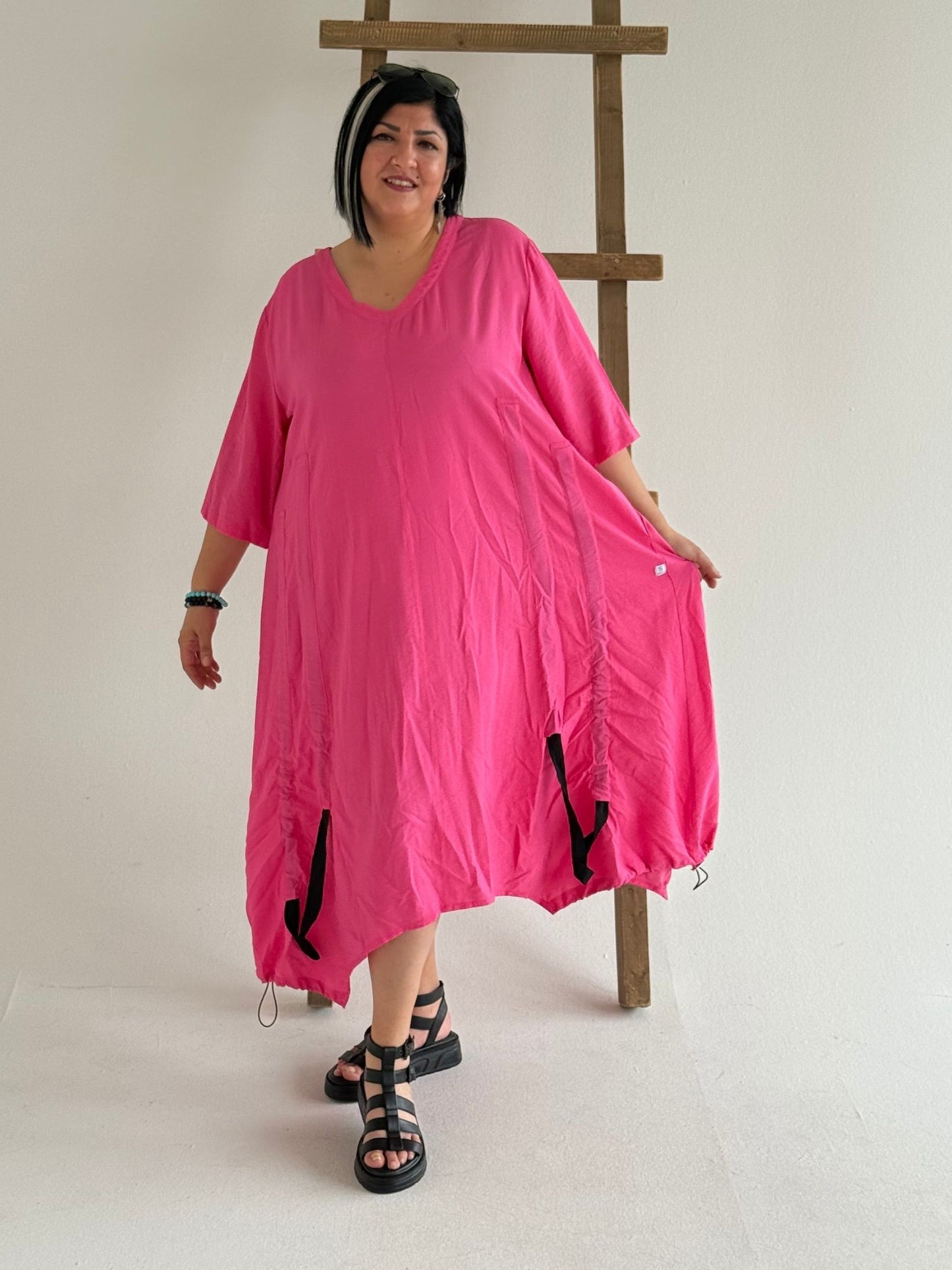 Sinne by Coom Kleid – Uni mit Dekobändern – in Pink, Hellgrün und Schwarz erhältlich