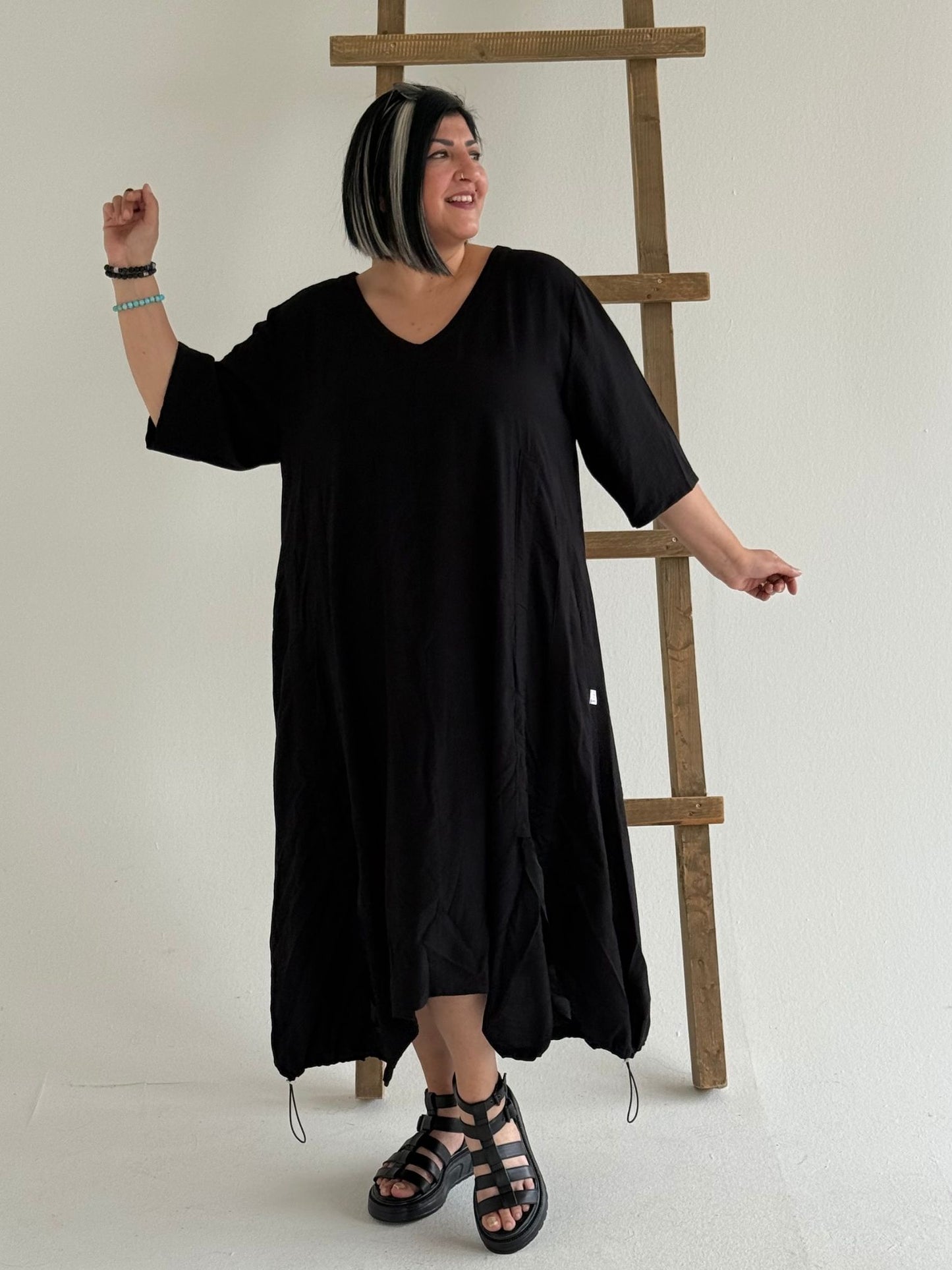 Sinne by Coom Kleid – Uni mit Dekobändern – in Pink, Hellgrün und Schwarz erhältlich