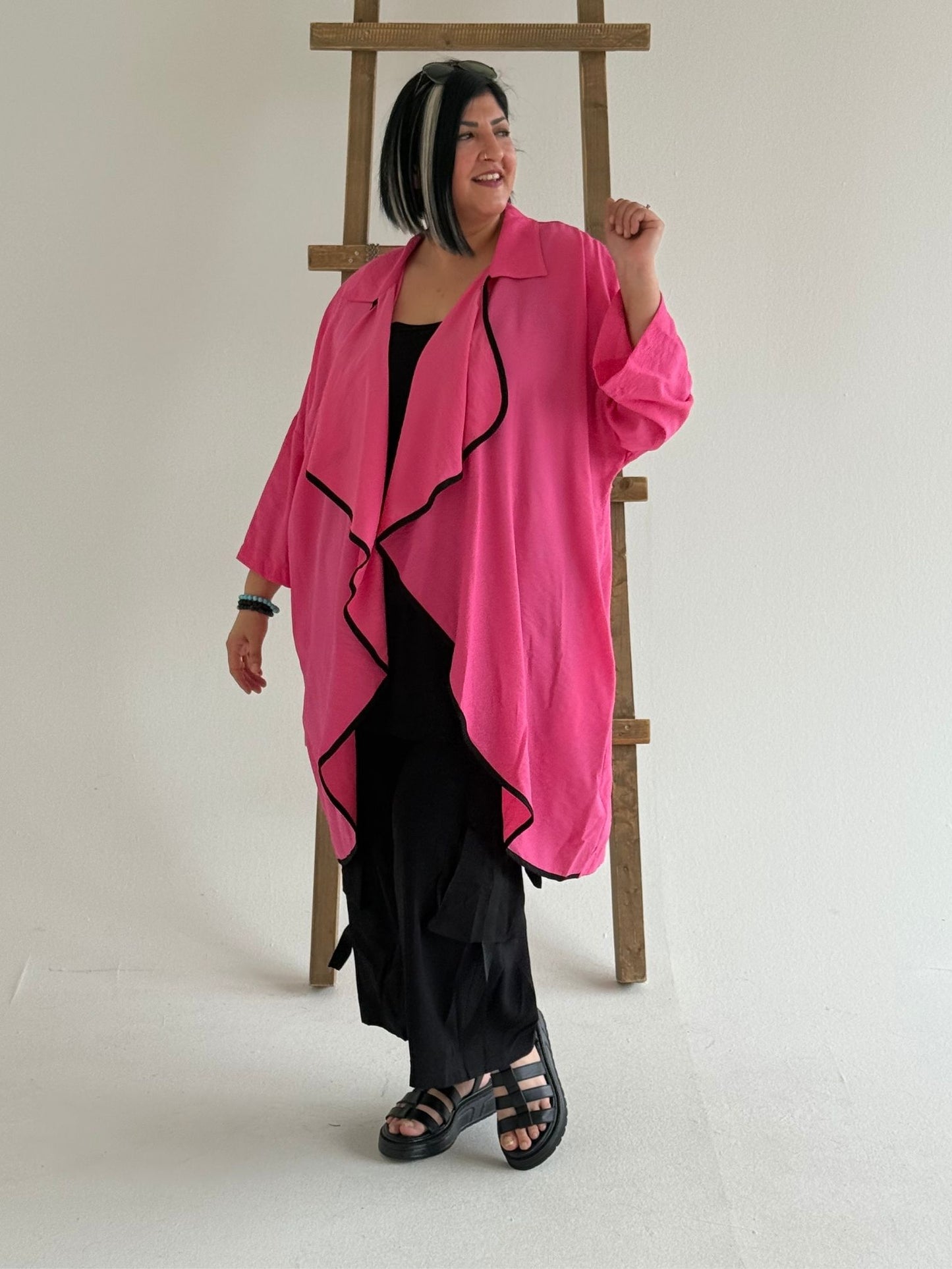 Sinne by Coom Jacke – Longcardigan mit Druck – in Pink, Weiß, Hellgrün und Schwarz erhältlich