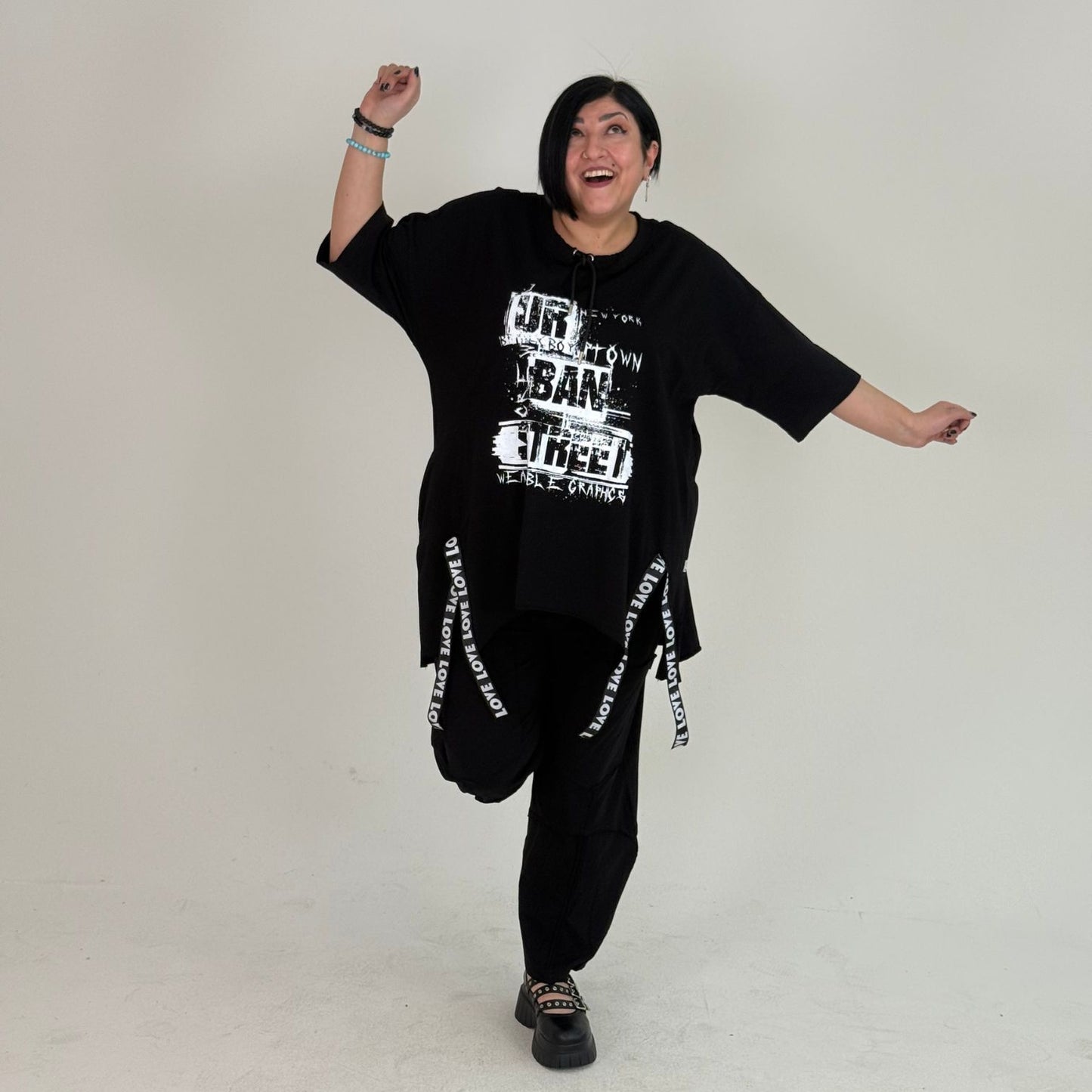 Sinne by Coom Oversize Shirt Urban Print Kordel-Ausschnitt Schwarz Weiß