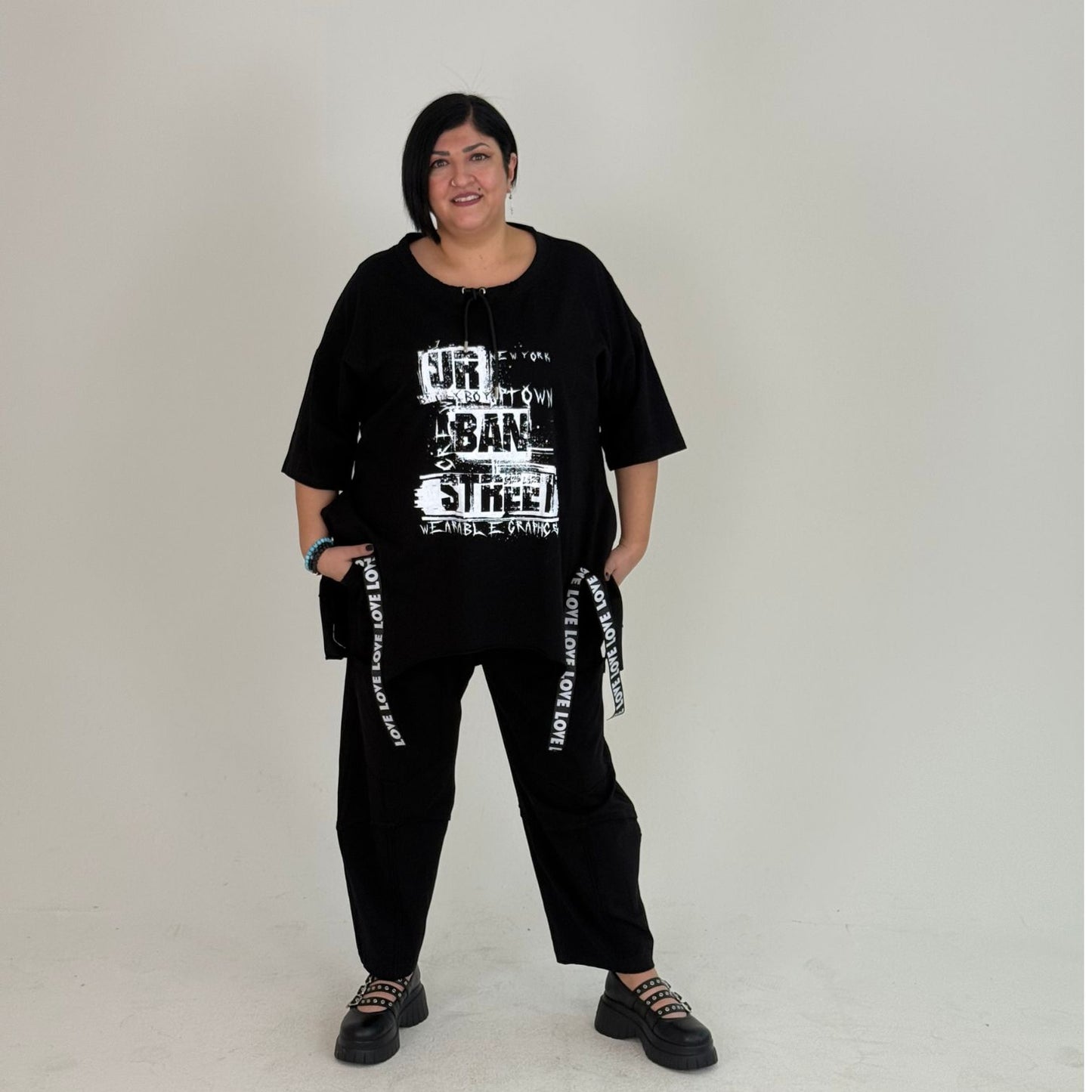 Sinne by Coom Oversize Shirt Urban Print Kordel-Ausschnitt Schwarz Weiß