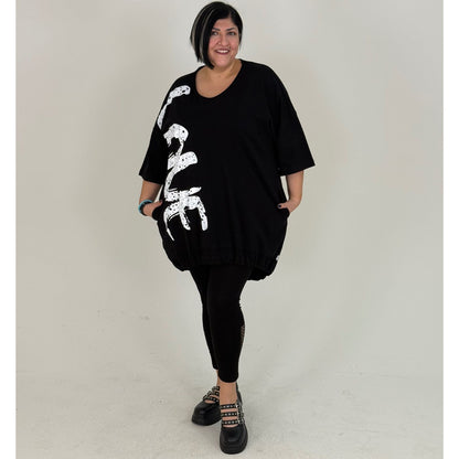 Sinne by Coom Tunika schwarz – Love Print Oversize Vokuhila