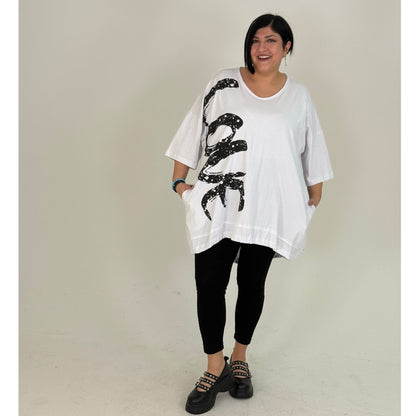 Sinne by Coom Tunika weiss – Love Print Oversize Vokuhila