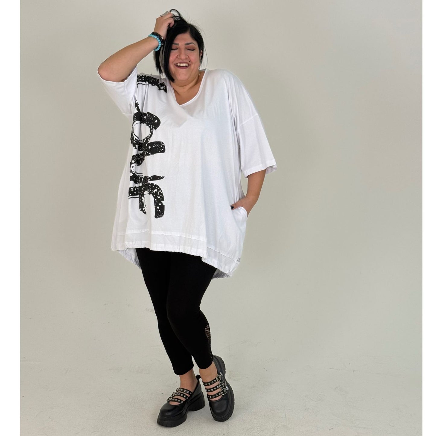 Sinne by Coom Tunika weiss – Love Print Oversize Vokuhila