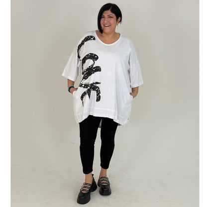 Sinne by Coom Tunika weiss – Love Print Oversize Vokuhila