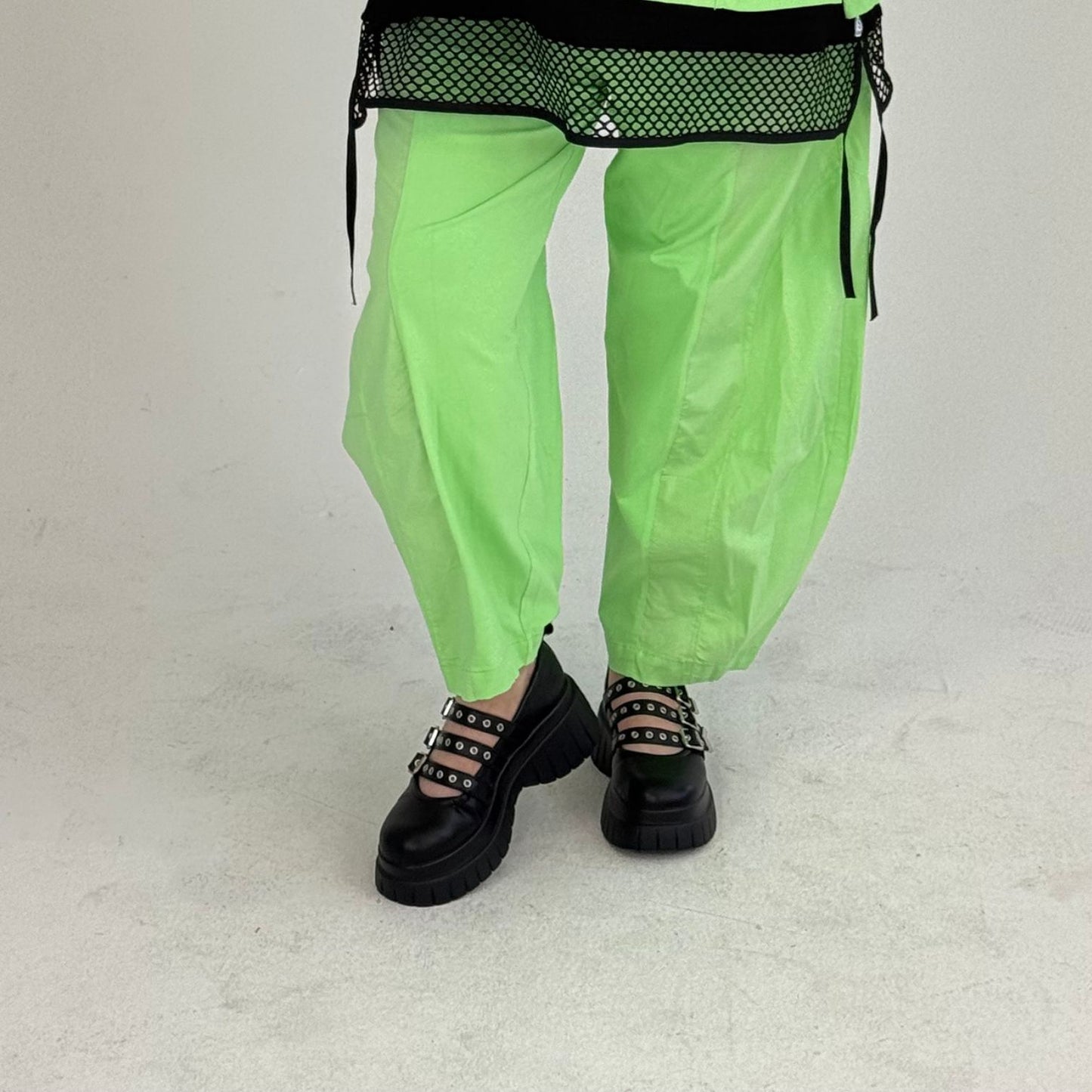 Sinne Oversize Hose mit Rundumgummizug & Stoffeinsätzen Kiwi / Anthrazit