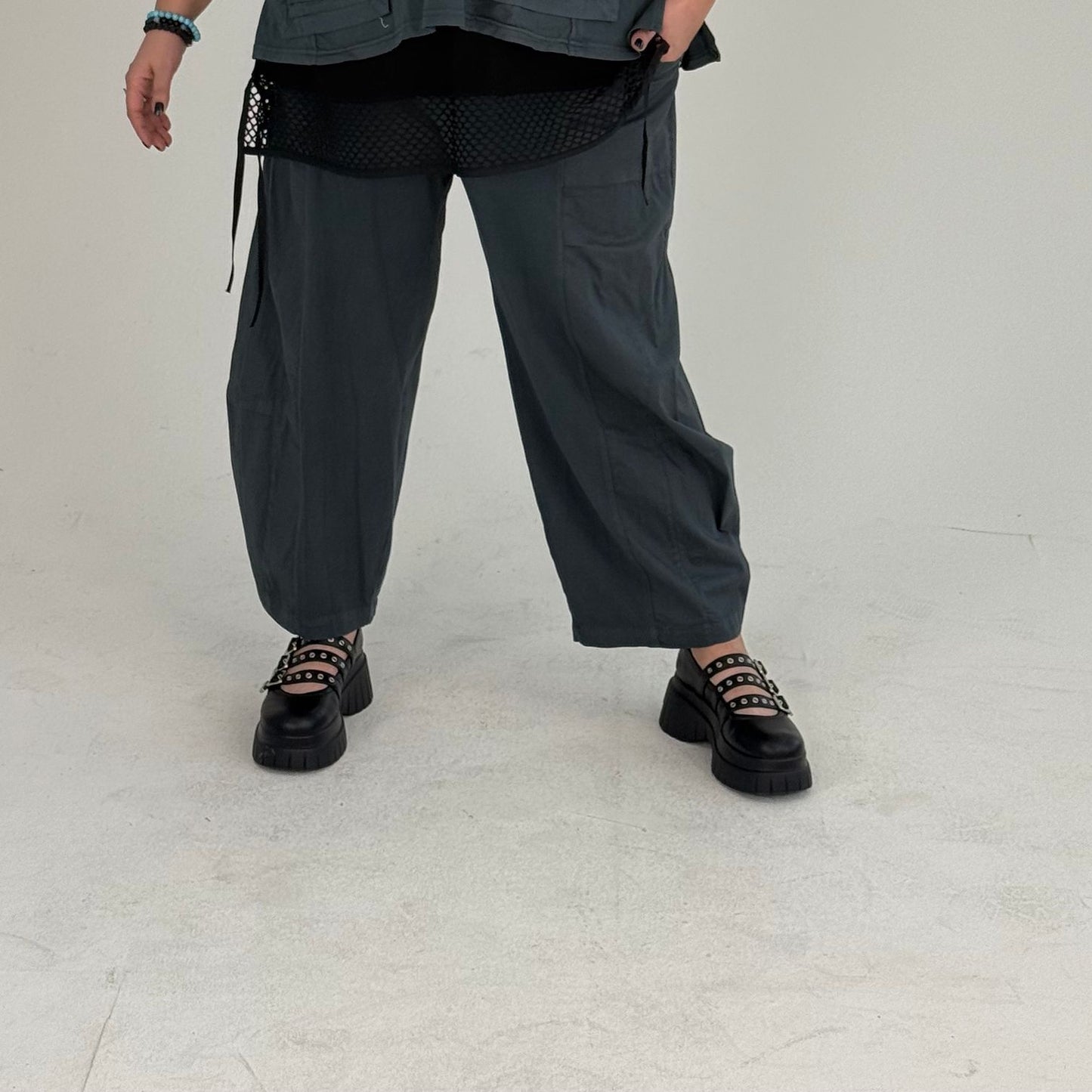 Sinne Oversize Hose mit Rundumgummizug & Stoffeinsätzen Kiwi / Anthrazit