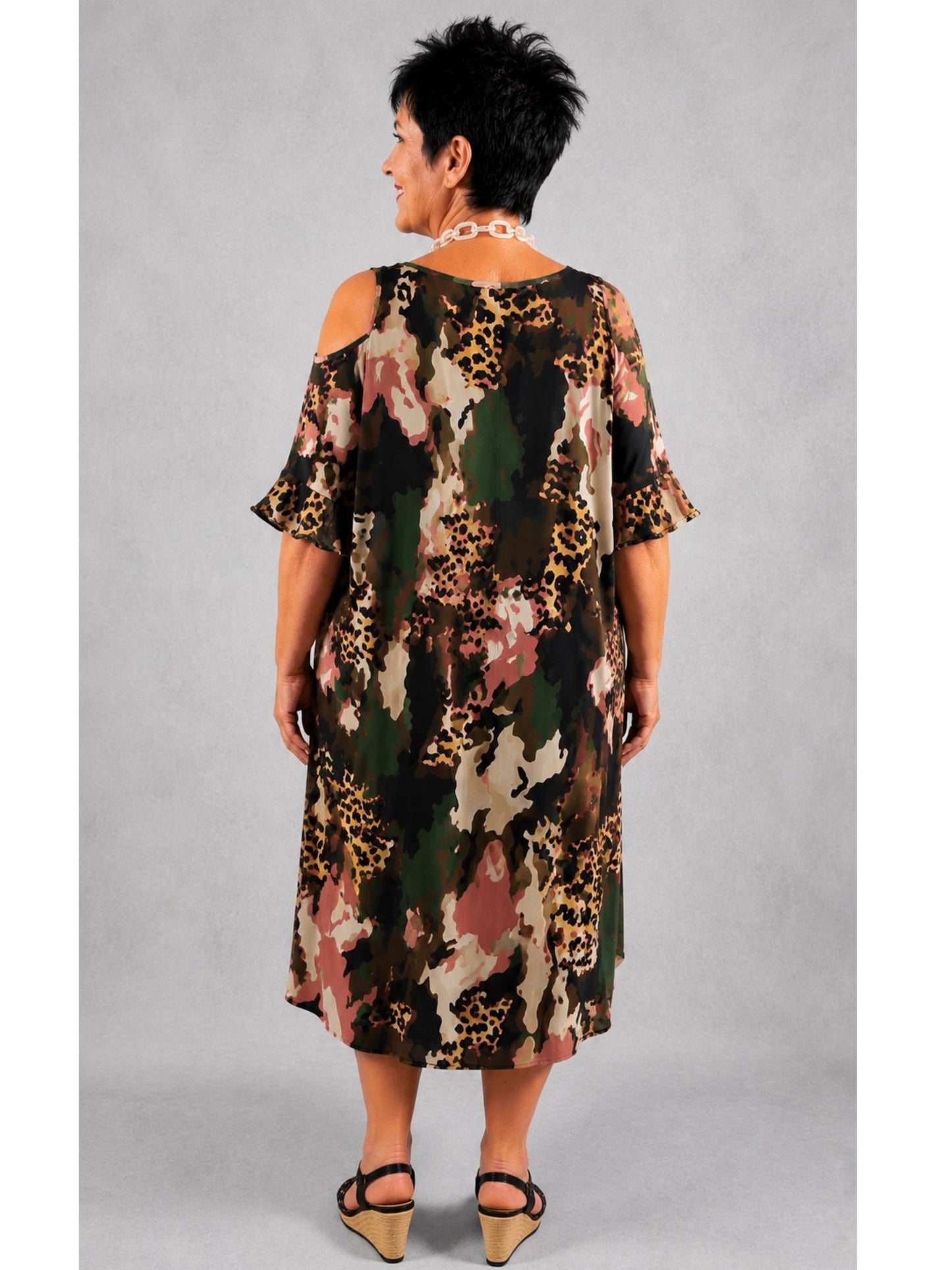 Sophia Curvy Kleid Cold-Shoulder Camo-Leopard-Mix – Bunt Gr. 1–3 (EU 40–56)