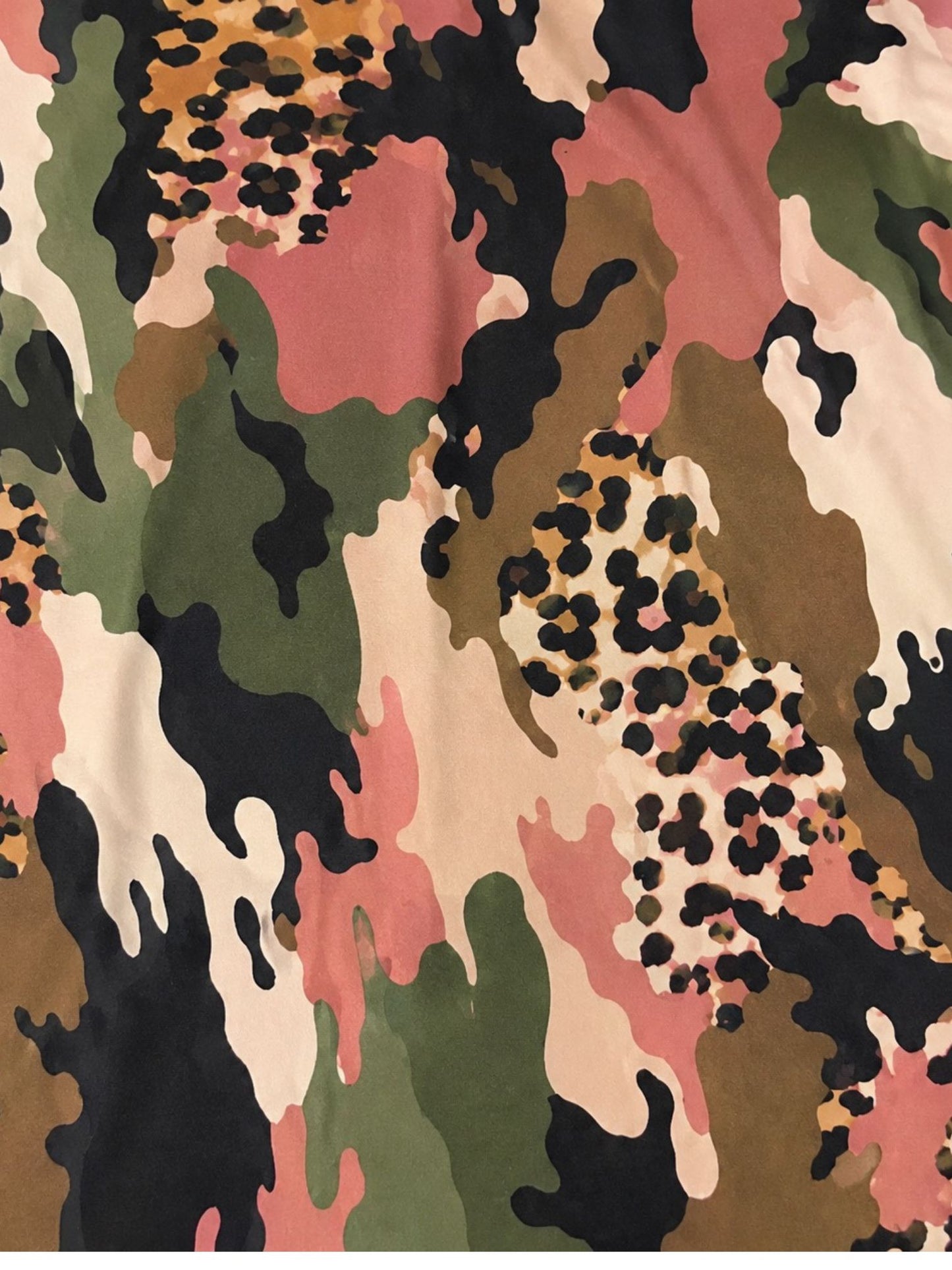 Sophia Curvy Kleid Cold-Shoulder Camo-Leopard-Mix – Bunt Gr. 1–3 (EU 40–56)