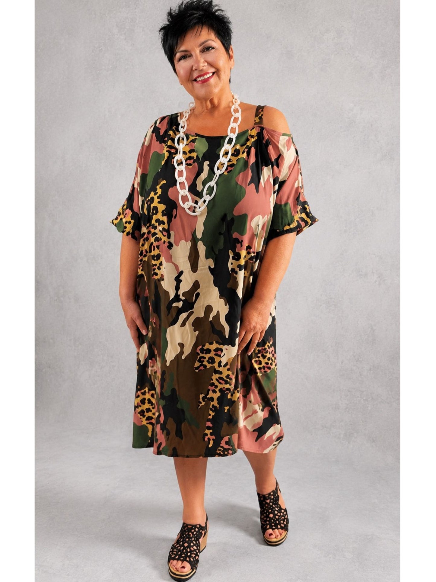 Sophia Curvy Kleid Cold-Shoulder Camo-Leopard-Mix – Bunt Gr. 1–3 (EU 40–56)